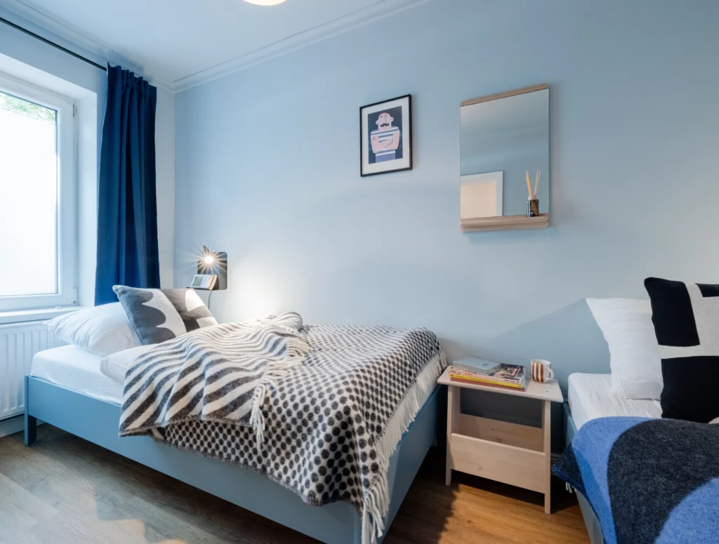 Kinderzimmer in einem Hamburger Apartment mit Farbkonzept in Blautönen