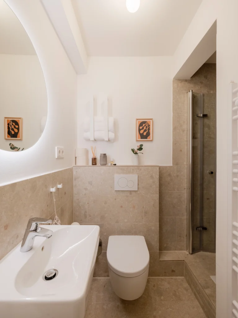 Kleines Badezimmer in Hamburger Apartment mit Farbkonzept in Beigetönen, Interior Design von Olga Bielawska