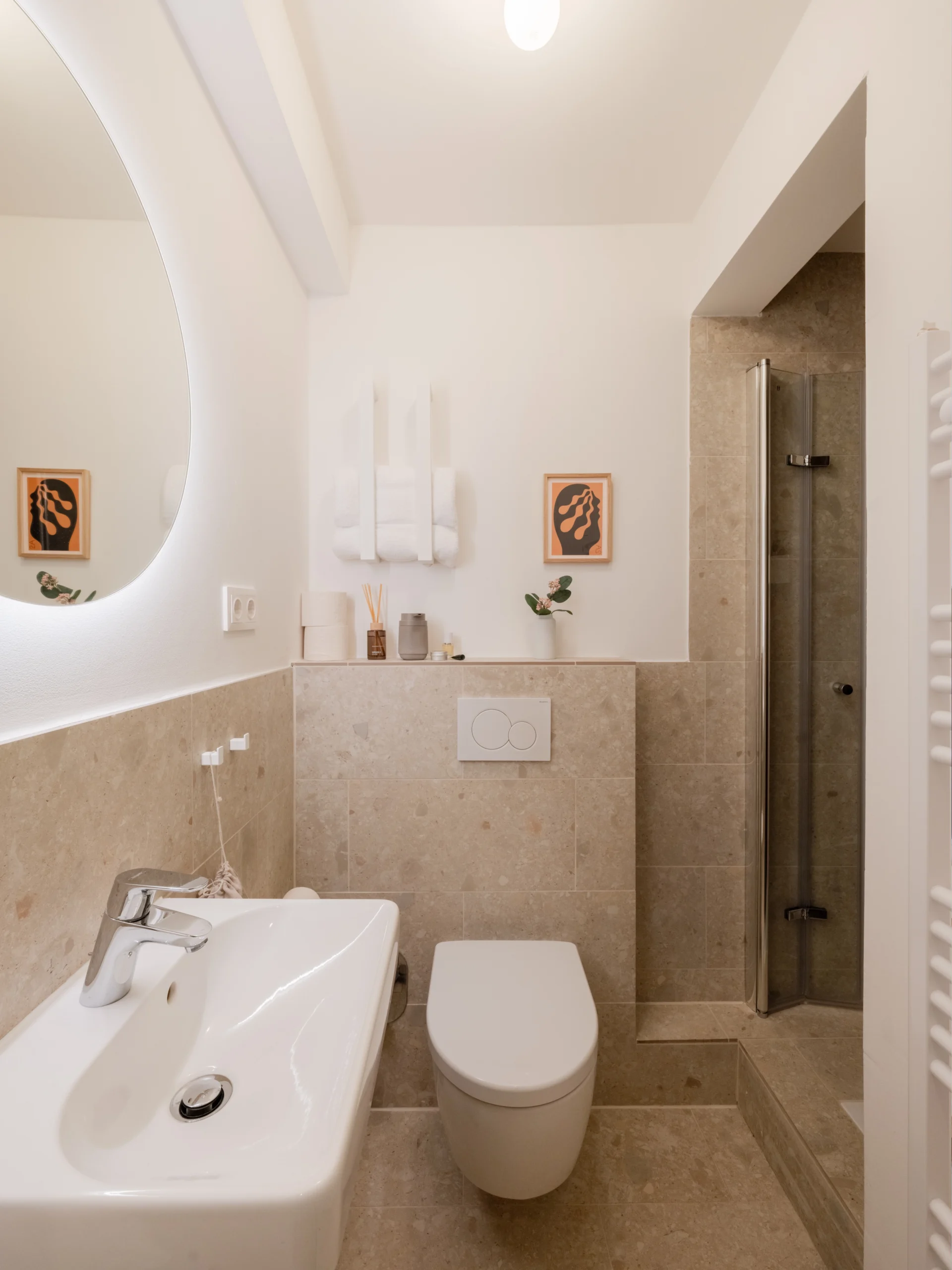 Kleines Badezimmer in Hamburger Apartment mit Farbkonzept in Beigetönen, Interior Design von Olga Bielawska