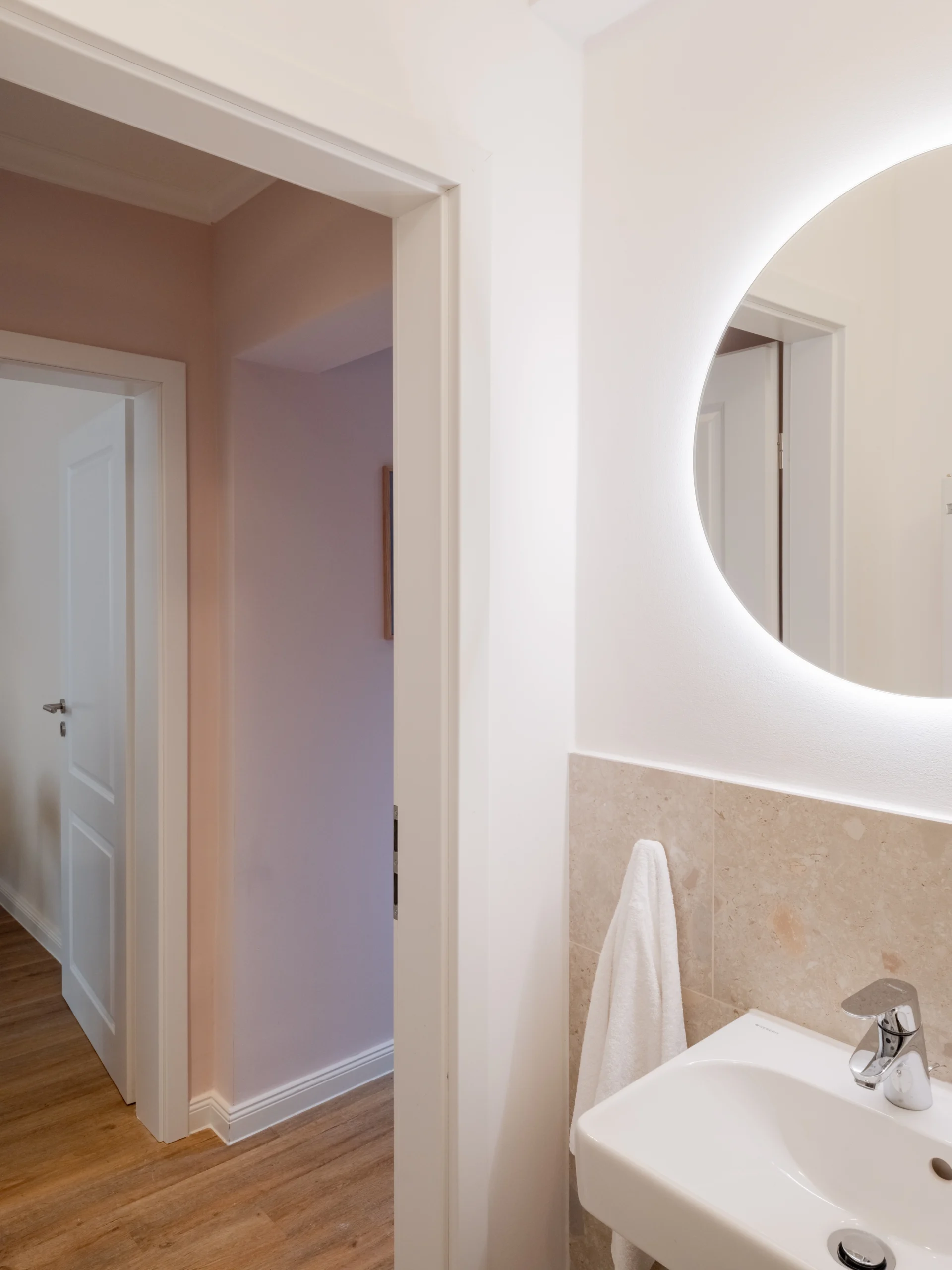 Kleines Badezimmer in Hamburger Apartment mit Farbkonzept in Beigetönen, Interior Design von Olga Bielawska