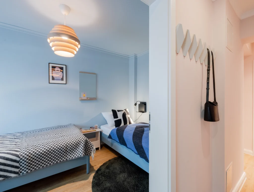 Kinderzimmer in einem Hamburger Apartment mit Farbkonzept in Blautönen