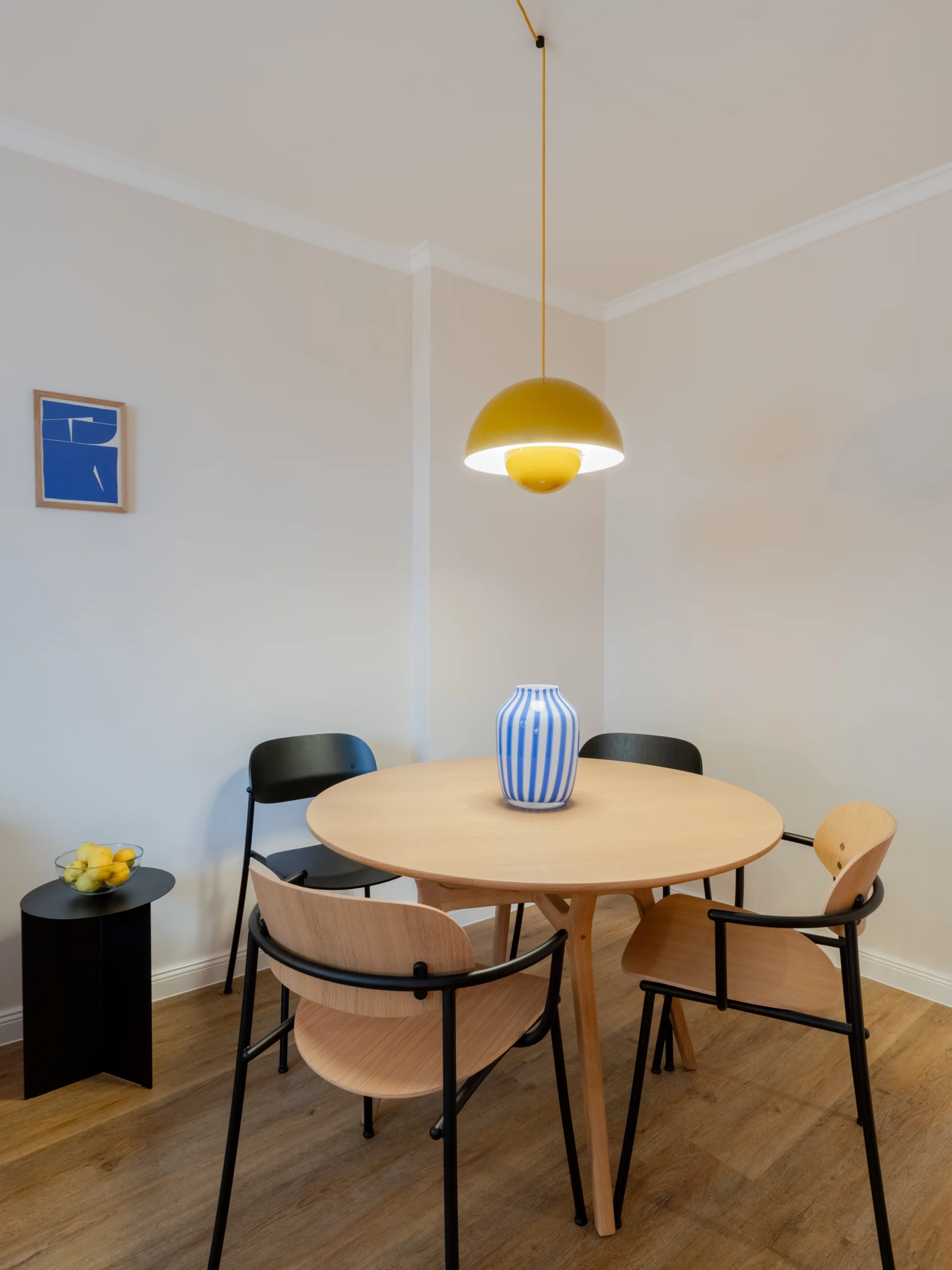 Helles Wohnzimmer in Hamburger Apartment mit Farbkonzept in Beige- und Grautönen, Interior Design von Olga Bielawska