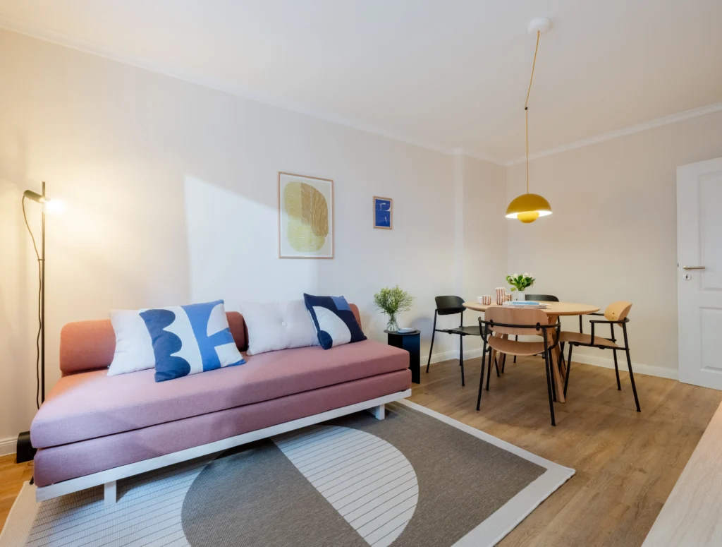Helles Wohnzimmer in Hamburger Apartment mit Farbkonzept in Beige- und Grautönen, Interior Design von Olga Bielawska