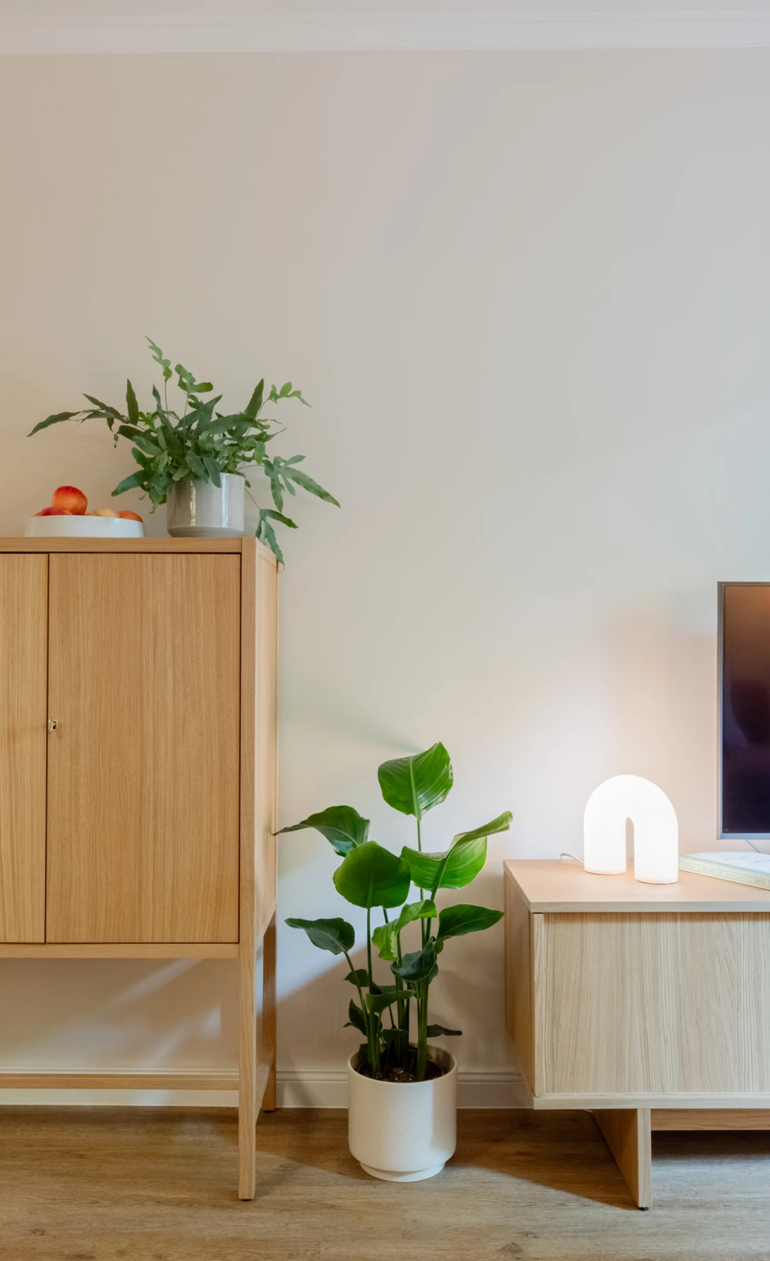 Helles Wohnzimmer in einem Hamburger Apartment mit Farbkonzept in sanften Beige- und Rosatönen